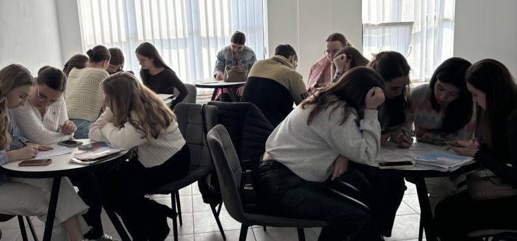 Засідання наукового гуртка «Застосування комп’ютерних технологій у навчанні англійської мови» (науковий керівник – доцент, старший викладач кафедри англійської мови Наталія Фрасинюк) Засідання наукового гуртка «Застосування комп’ютерних технологій у навчанні англійської мови» (науковий керівник – доцент, старший викладач кафедри англійської мови Наталія Фрасинюк)